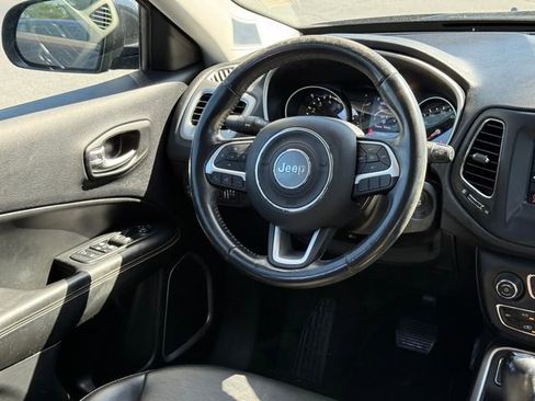 Used 2019 Jeep Compass Latitude FWD image 10