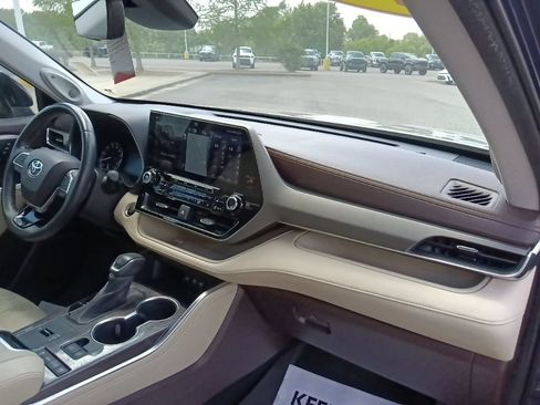 Used 2021 Toyota Highlander Limited FWD image 38