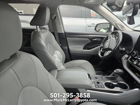 Used 2023 Toyota Highlander FWD image 9