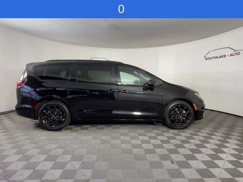 Used 2025 Chrysler Pacifica Limited FWD image 10