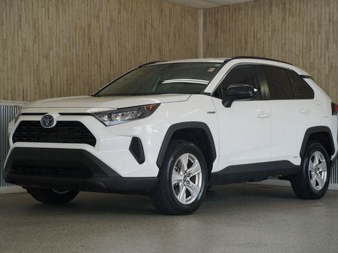 Used 2021 Toyota RAV4 LE AWD/4WD image 4