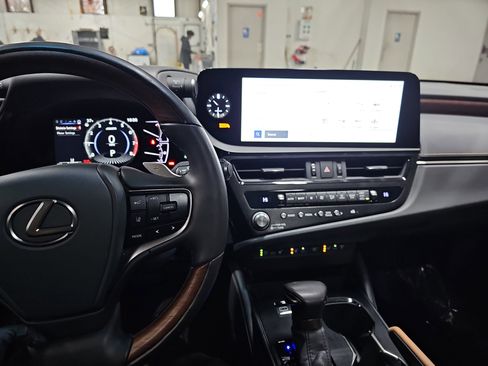 Used 2025 Lexus ES 350 Ultra Luxury image 20