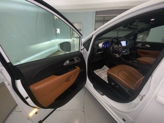 Used 2024 Chrysler Pacifica Pinnacle FWD image 11