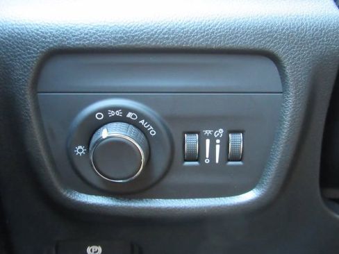 Used 2025 Jeep Grand Cherokee Altitude image 38