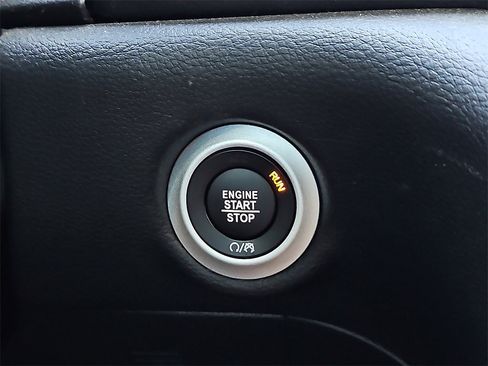 Used 2024 Chrysler Pacifica Limited w/ S Appearance Package image 25