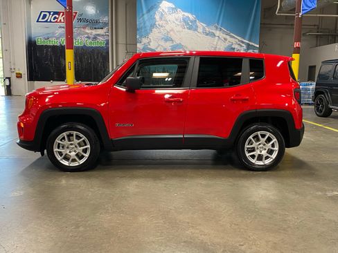Used 2023 Jeep Renegade Latitude AWD/4WD image 2