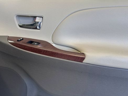Used 2011 Toyota Sienna XLE FWD image 23