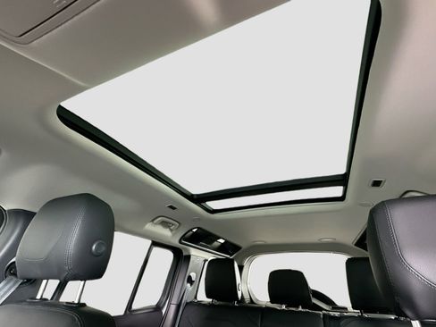 Certified 2022 Land Rover Defender 110 SE image 24