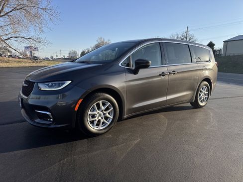 Used 2023 Chrysler Pacifica Touring-L image 2
