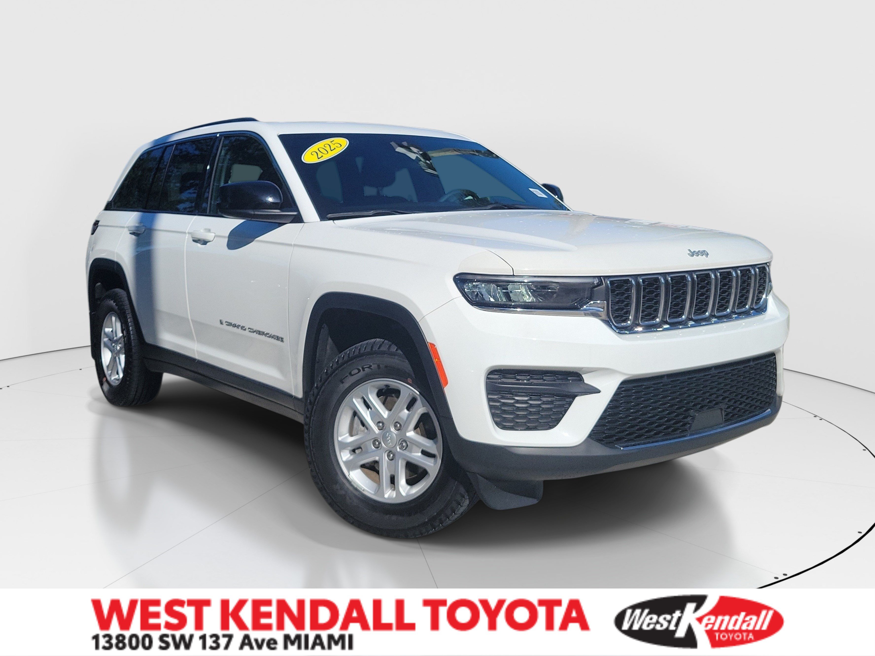 Used 2025 Jeep Grand Cherokee Laredo w/ MOPAR Finishing Package AWD/4WD image 1