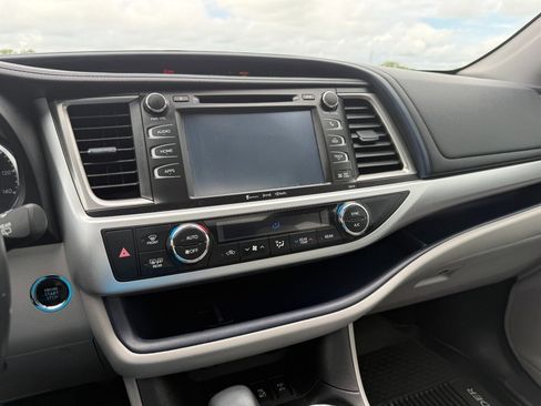 Used 2018 Toyota Highlander XLE AWD/4WD image 17