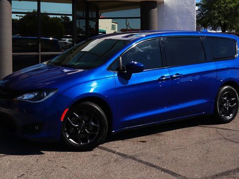 Used 2020 Chrysler Pacifica Touring w/ S Appearance Package FWD image 3