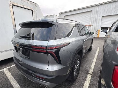 Used 2025 Chevrolet Traverse LT image 5