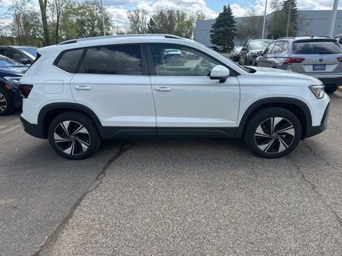 Used 2025 Volkswagen Taos SE AWD/4WD image 2