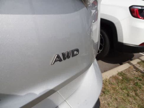 Used 2025 Nissan Rogue SV AWD/4WD image 16