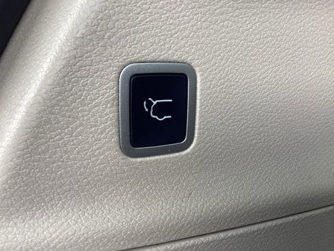 Used 2024 Chrysler Pacifica Touring-L image 15