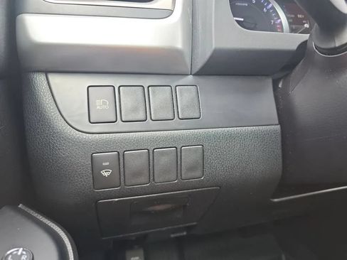 Used 2019 Toyota Highlander LE AWD/4WD image 23