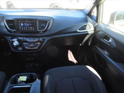 Used 2018 Chrysler Pacifica Touring Plus w/ S Appearance Package image 13