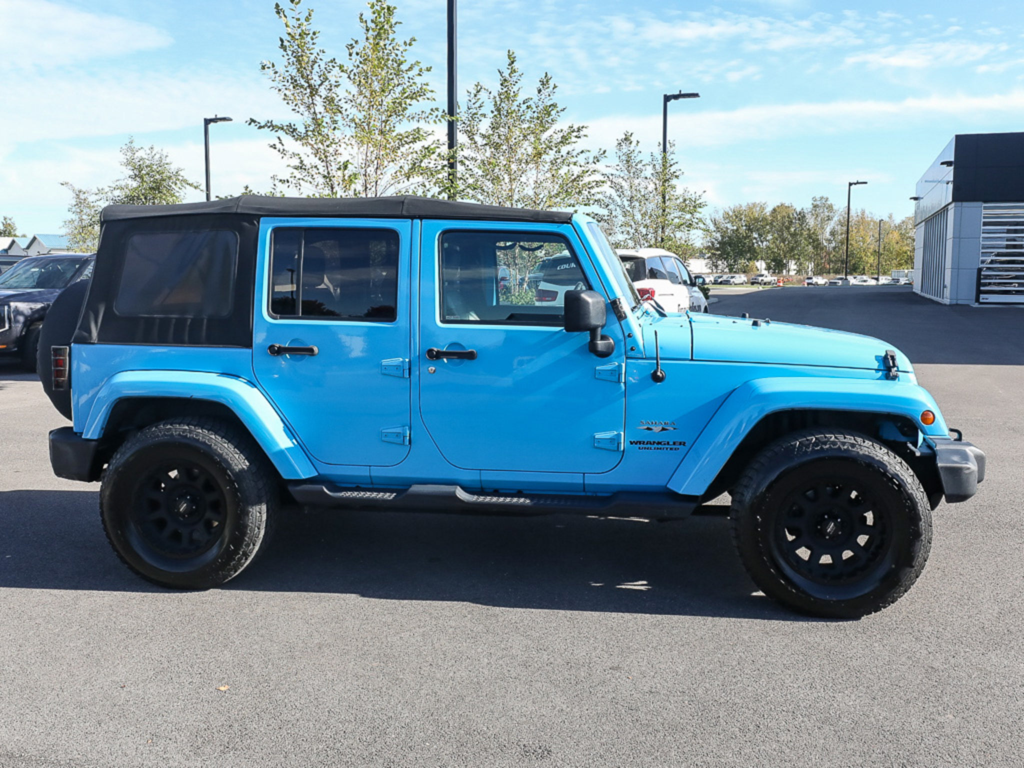 Used 2017 Jeep Wrangler Unlimited Sahara AWD/4WD image 8