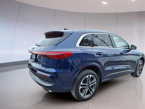 Used 2025 Audi Q5 Premium w/ Convenience Package image 6