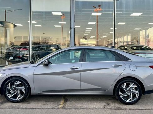 Used 2025 Hyundai Elantra SEL image 2