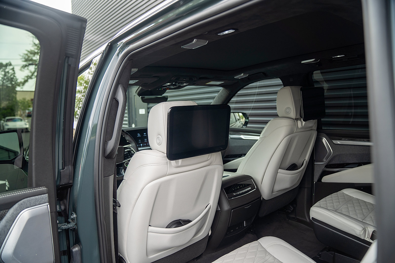 Used 2025 Cadillac Escalade ESV V AWD/4WD image 21