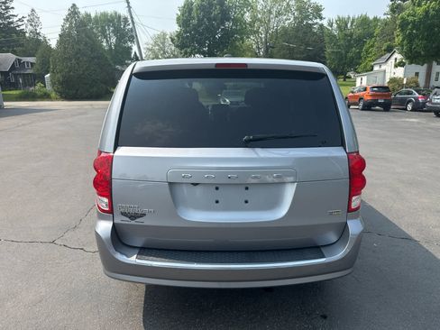 Used 2019 Dodge Grand Caravan SE w/ UConnect Hands-Free Group image 4