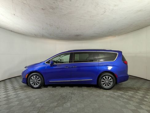 Used 2020 Chrysler Pacifica Touring-L Plus FWD image 3