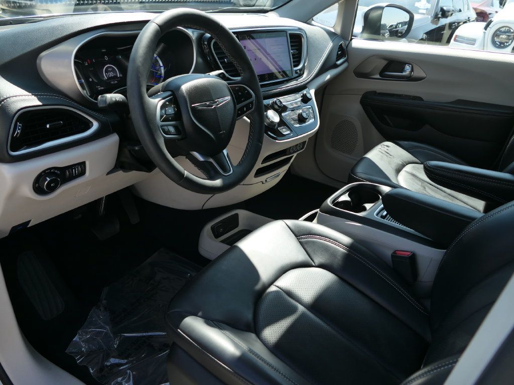 Certified 2023 Chrysler Pacifica Touring-L FWD image 12