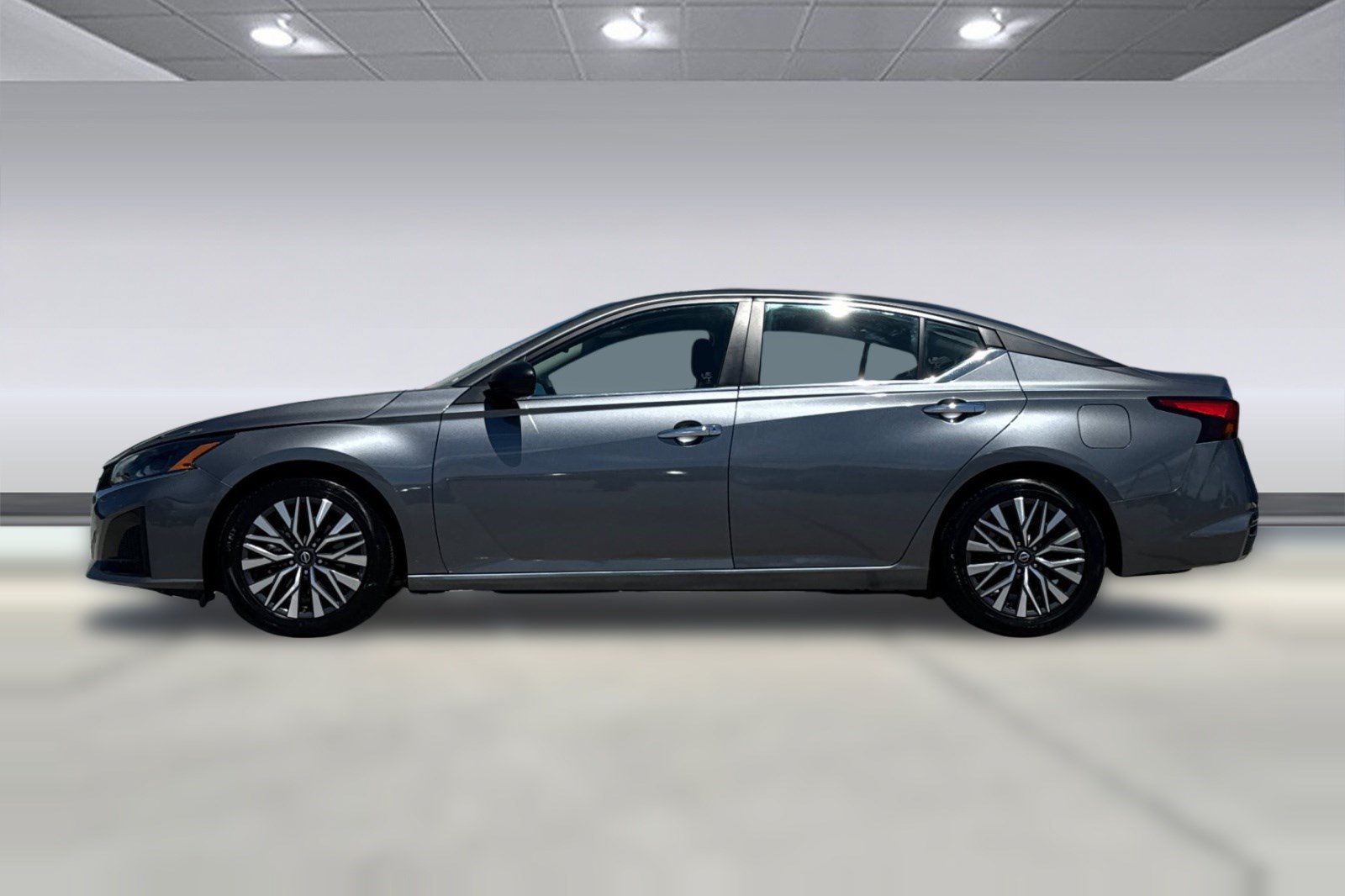 Used 2025 Nissan Altima 2.5 SV FWD image 2