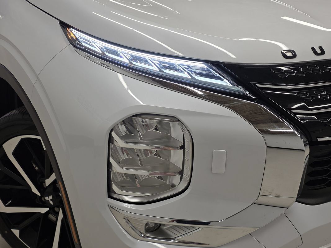Used 2024 Mitsubishi Outlander AWD image 47