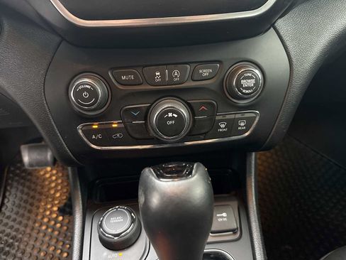 Used 2020 Jeep Cherokee Latitude Plus AWD/4WD image 16