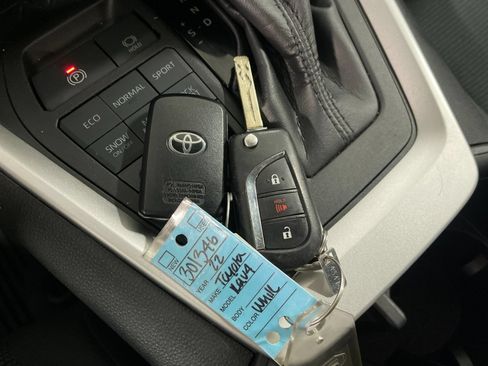 Used 2022 Toyota RAV4 LE AWD/4WD image 10