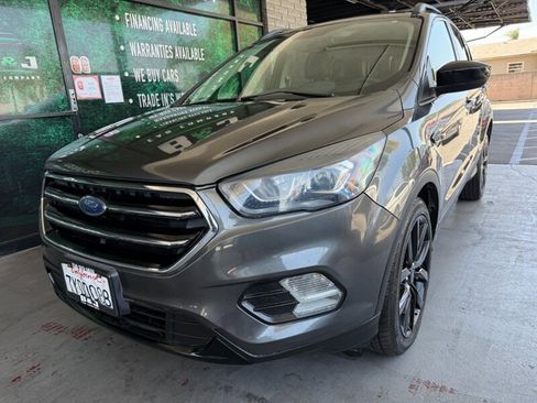 Used 2017 Ford Escape SE w/ SE Sport Appearance Package FWD image 3