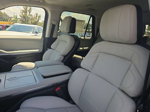 New 2026 Lincoln Navigator Premiere AWD/4WD image 19