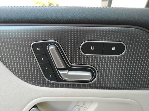 Used 2022 Mercedes-Benz EQB 300 4MATIC image 13