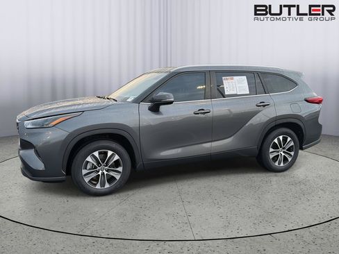 Used 2023 Toyota Highlander XLE FWD image 3
