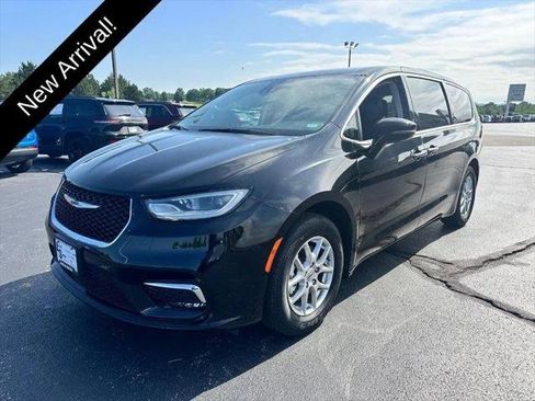 Certified 2024 Chrysler Pacifica Touring-L FWD image 8