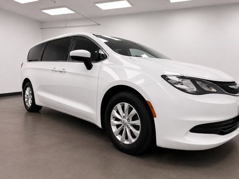 Used 2017 Chrysler Pacifica Touring w/ Tire & Wheel Group FWD image 17