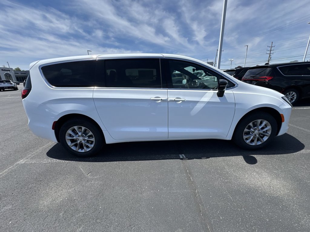 New 2027 Chrysler Pacifica Select AWD/4WD image 9