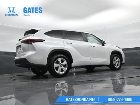 Used 2024 Toyota Highlander LE AWD/4WD image 40