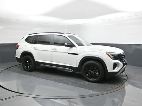New 2025 Volkswagen Atlas Peak Edition SE image 17