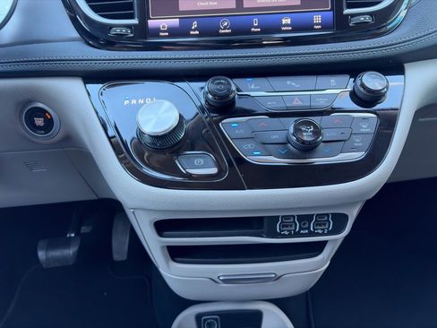 Used 2023 Chrysler Pacifica Touring-L image 23