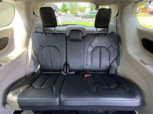 Used 2022 Chrysler Pacifica Touring-L FWD image 37