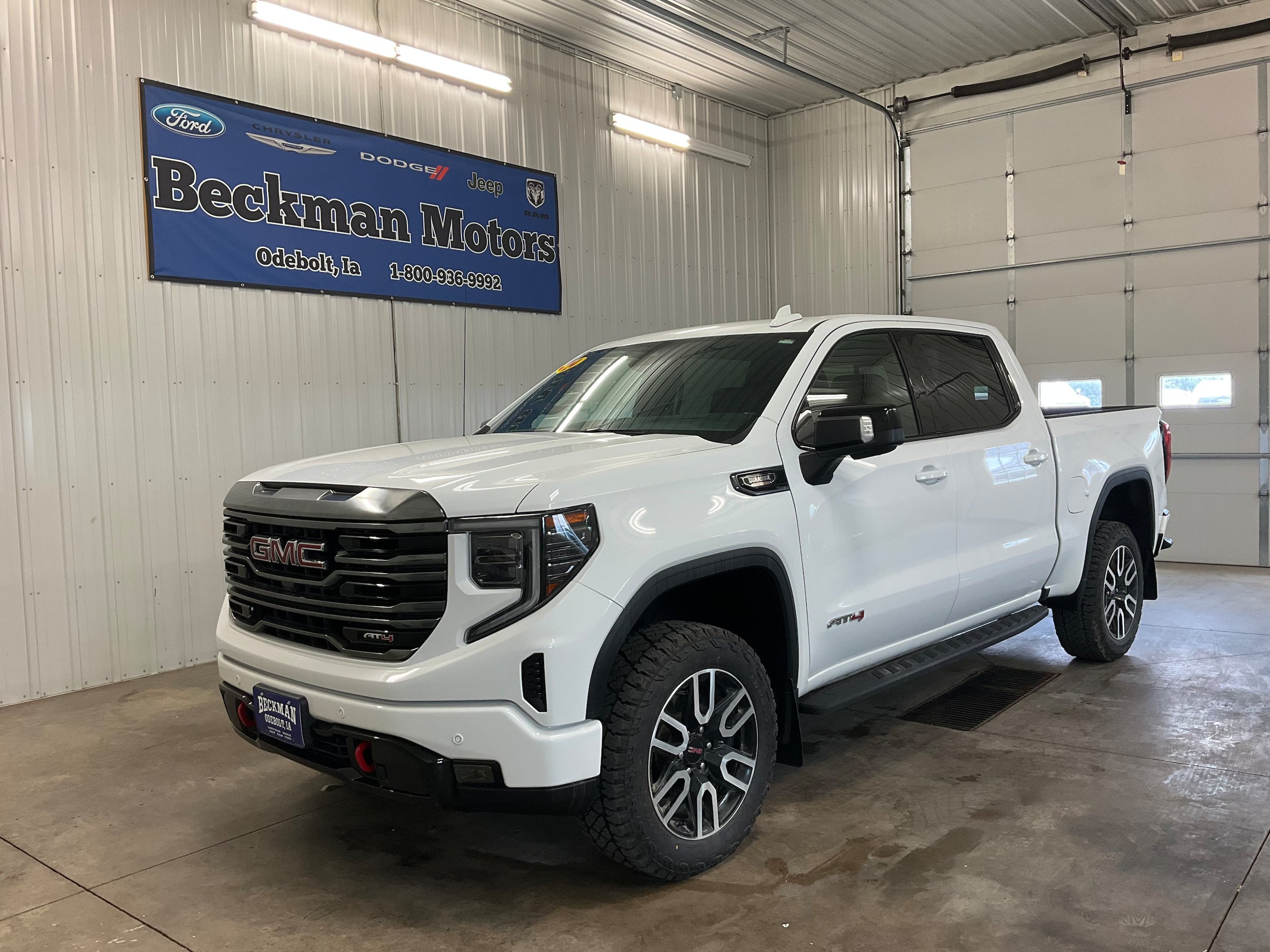 Used 2024 GMC Sierra 1500 AT4 w/ Technology Package AWD/4WD image 1
