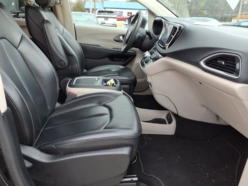 Used 2023 Chrysler Pacifica Touring-L image 8