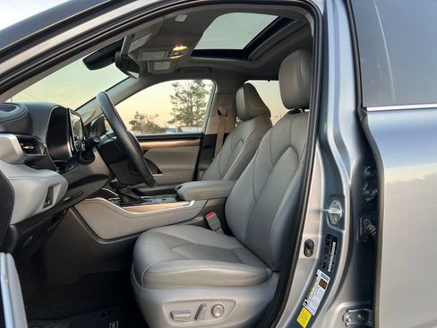 Used 2020 Toyota Highlander Limited image 10