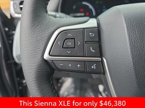 Used 2025 Toyota Sienna XLE image 25