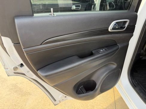 Used 2020 Jeep Grand Cherokee Altitude image 14