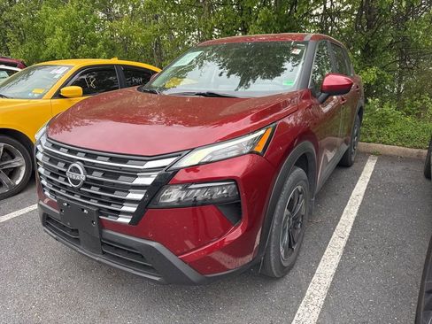 Used 2024 Nissan Rogue SV image 2